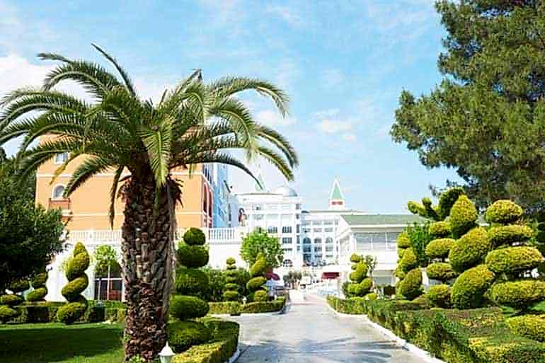 Sokak ve Bahçeler Daha Modern Hale Geliyor 
